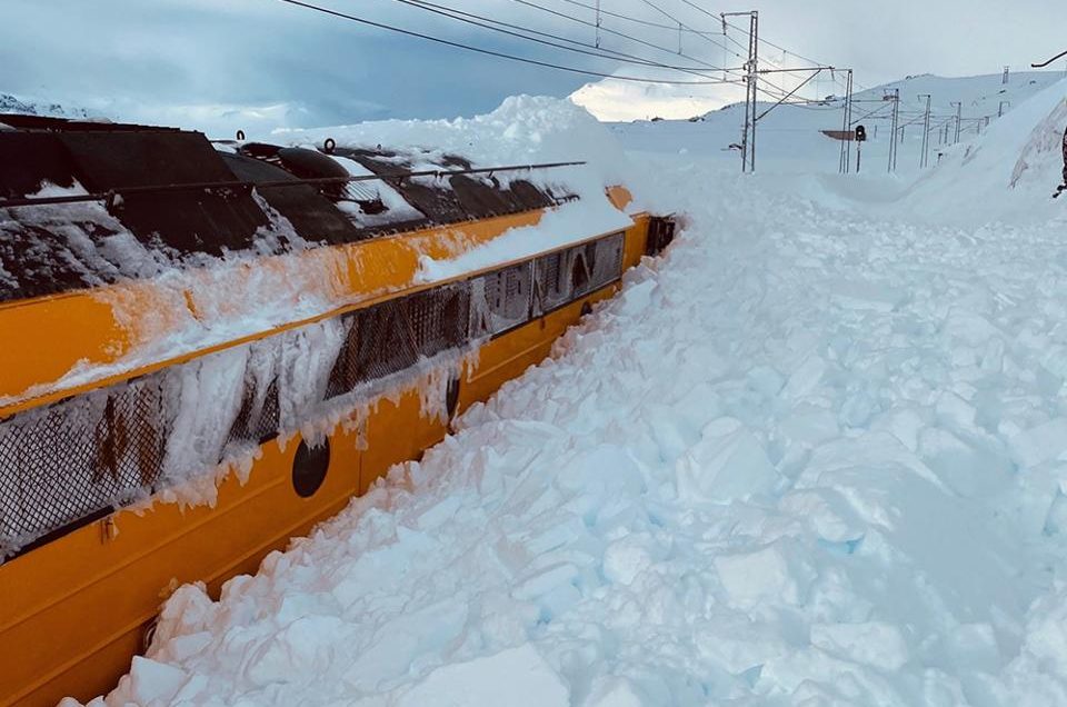 MEGACHIROTTERA Le mostruose nevicate di Febbraio seppelliscono parti