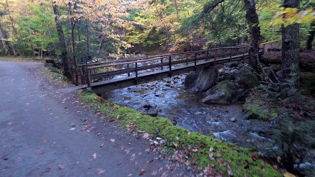 Cours d'eau au début de la randonnée pédestre