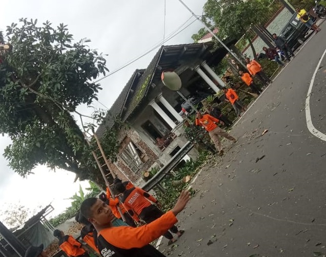 Rescue Senkom Mitra Polri Mengikuti Pangkas Pohon Tua Sepanjang Jl. Solo Tawangmangu bersama Relawan &amp;amp; Forkopincam Tawangmangu