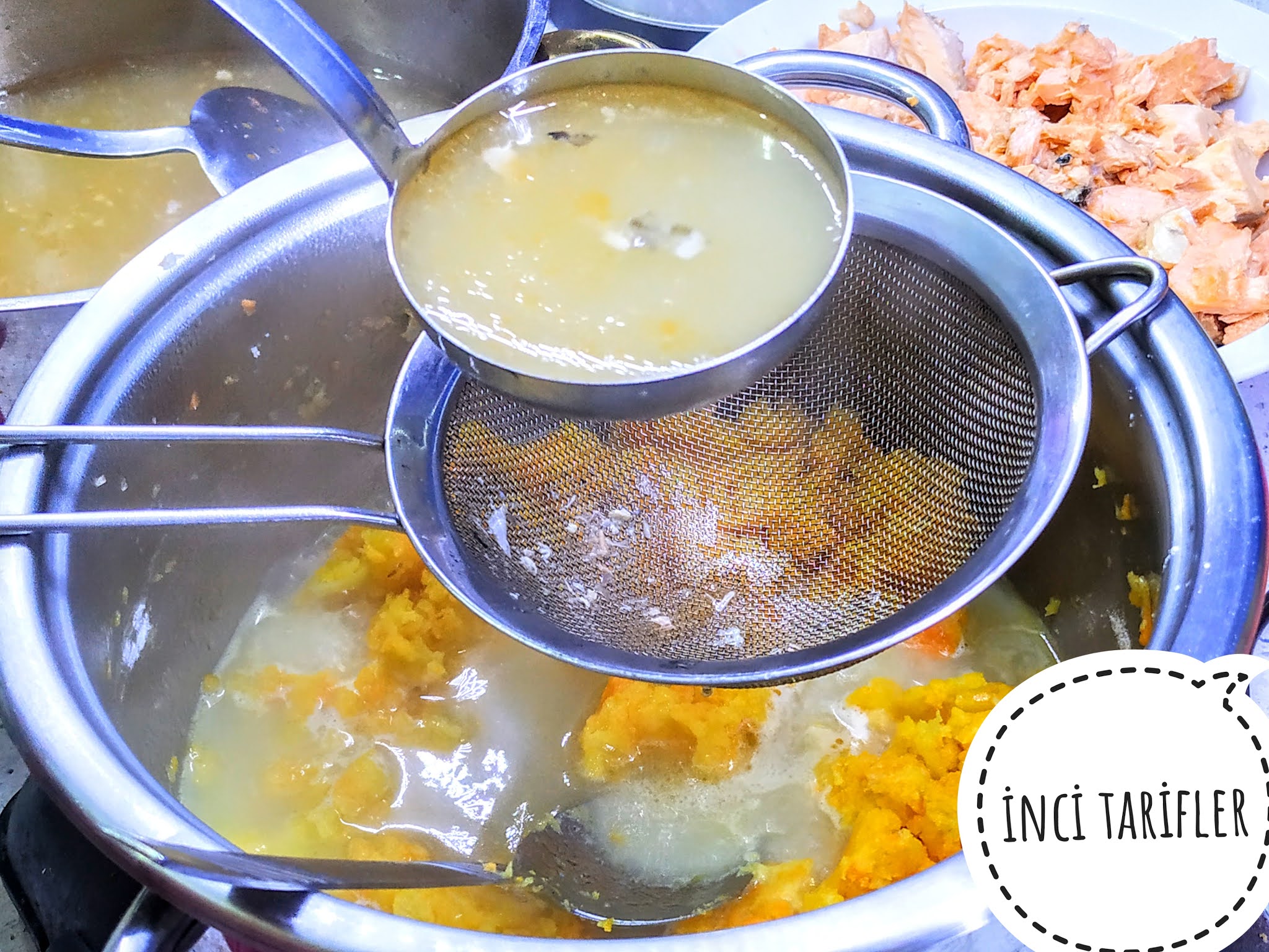 Из какой консервы варят рыбный суп. Суп с консервой. Вьетнамский рыбный суп с ананасом. Суп из рыбной муки. Суп из рыбьих глаз.