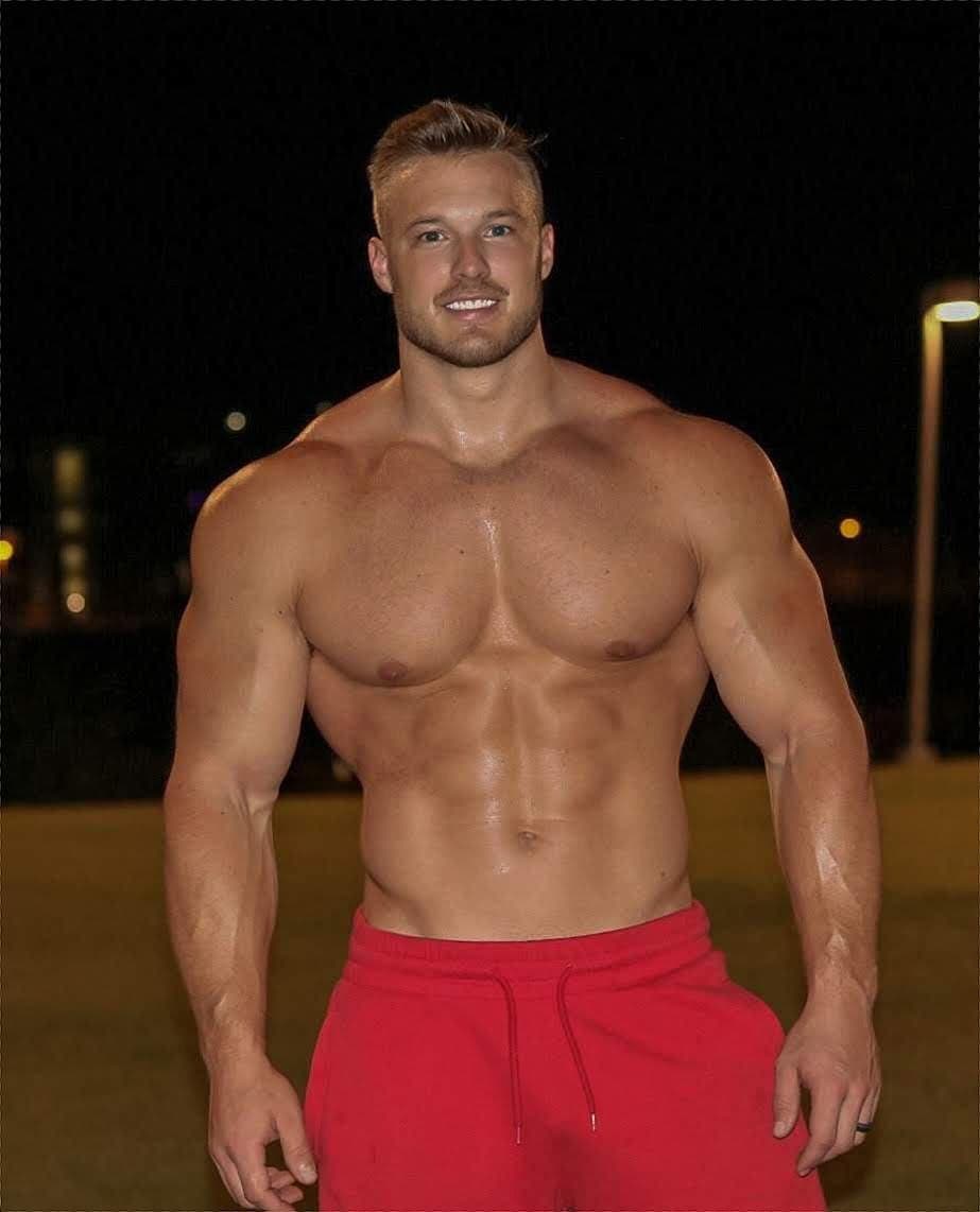 huge-strong-shirtless-hunks