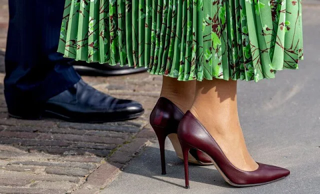 Queen Maxima wore a new floral printed pleated twill blouse and floral printed pleated twill skirt from Natan