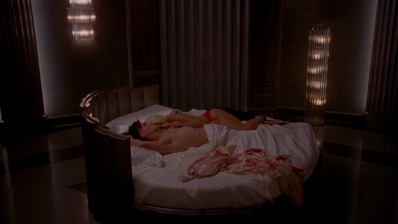 Finn Wittrock shirtless in American Horror Story: Hotel 5-02 "Chutes A...