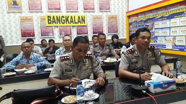 Kapolres Bangkalan AKBP Anissullah Didampingi Waka Polres dan Instansi Terkait Vidcon Kapolri Terkait Kesiapan Ops Lilin 2016 (Nn_Hms)