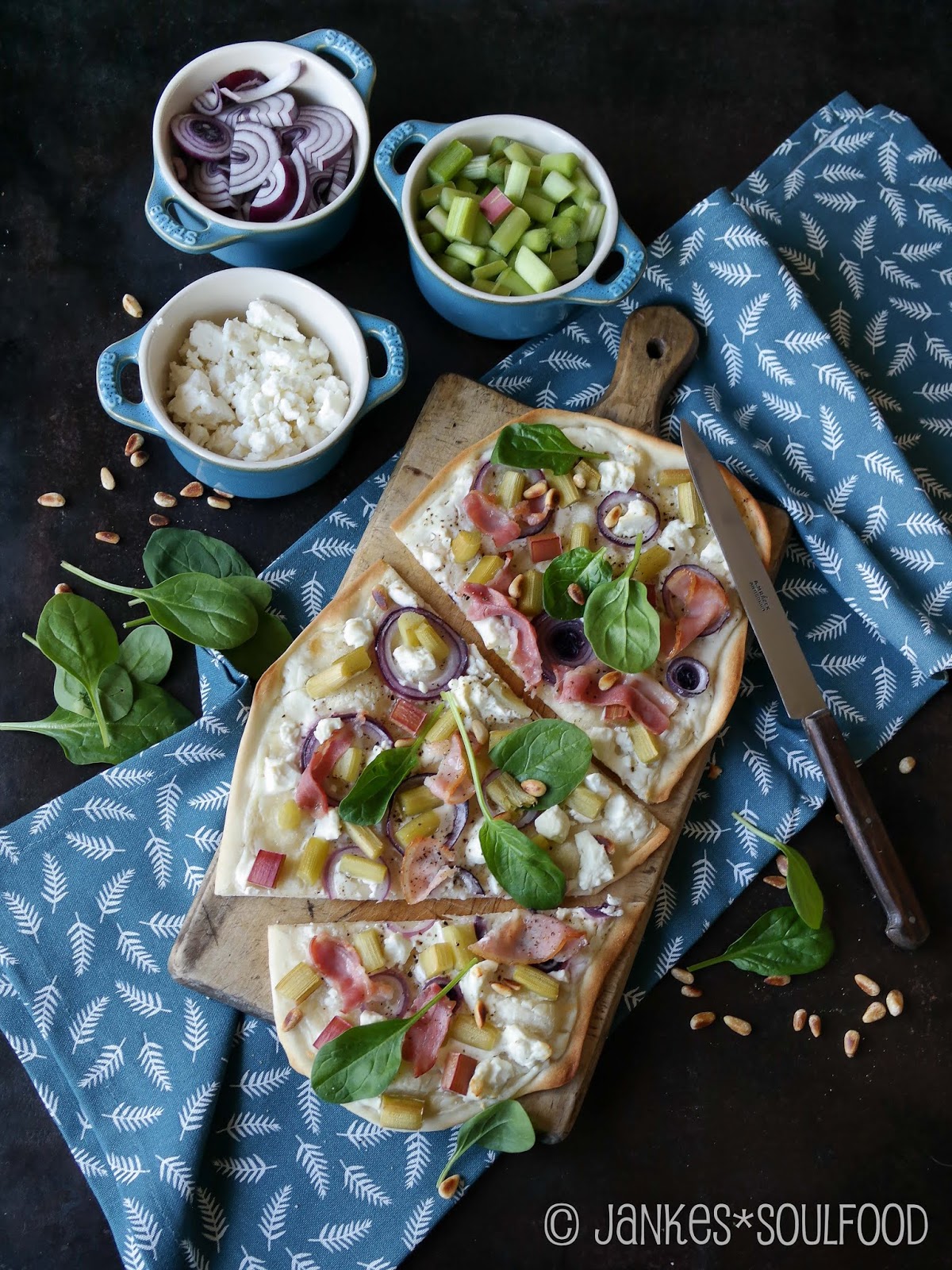 Jankes Seelenschmaus: Herzhafter Rhabarber-Flammkuchen