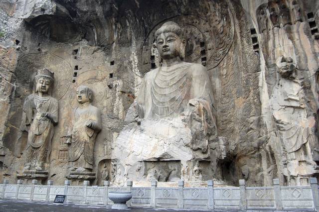 พระพุทธรูปแกะสลักจากหินในถ้ำประตูมังกรหลงเหมิน