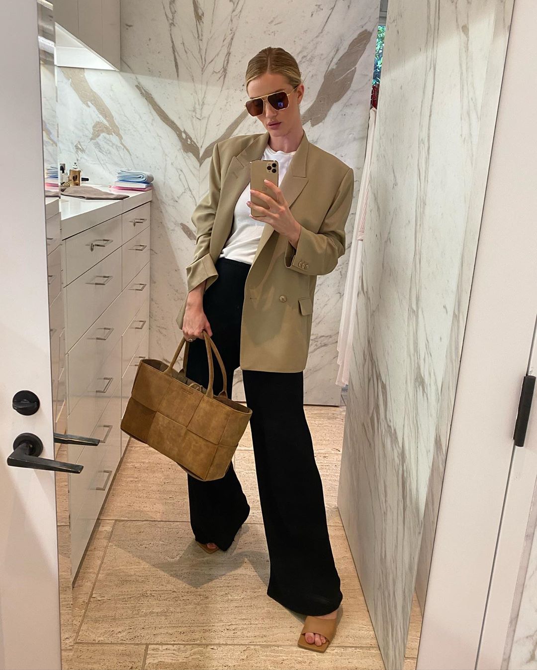 This Model?s Mirror Selfie Outfit is Everything