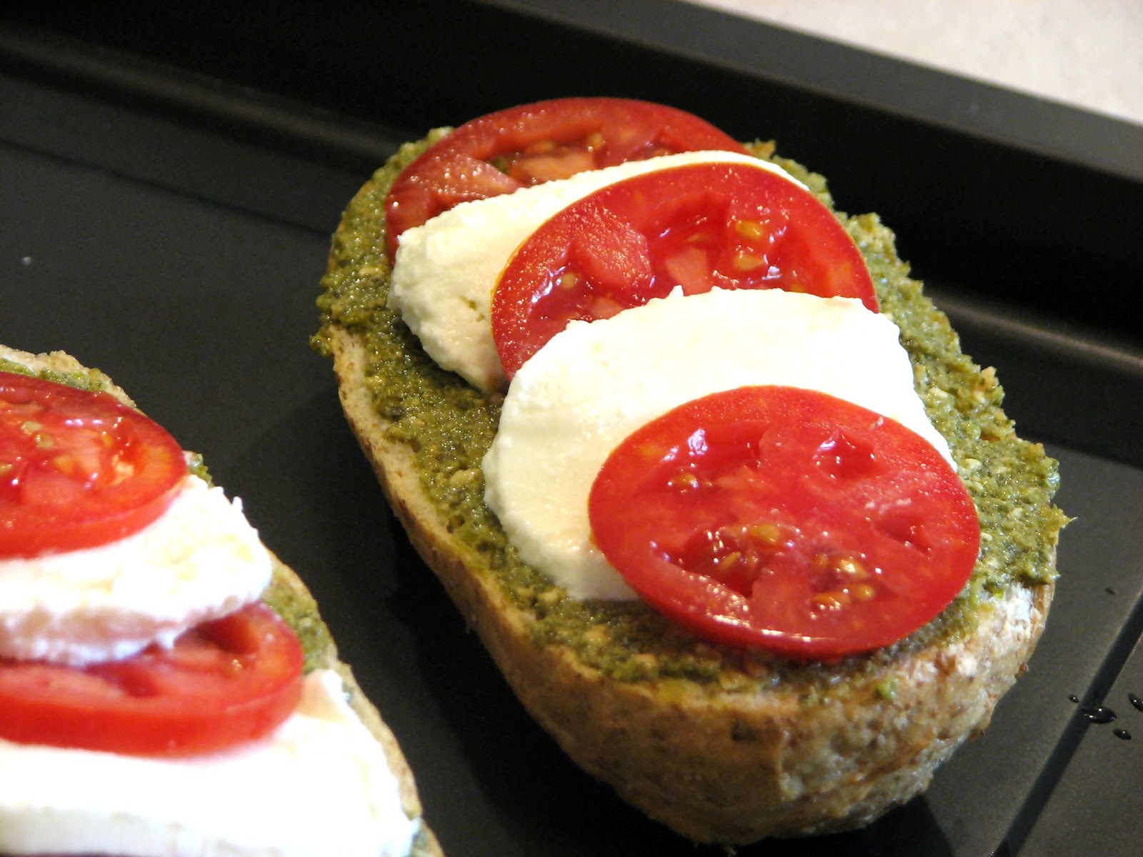 Cztery pory roku Bruschetta z pesto, pomidorami i mozzarellą