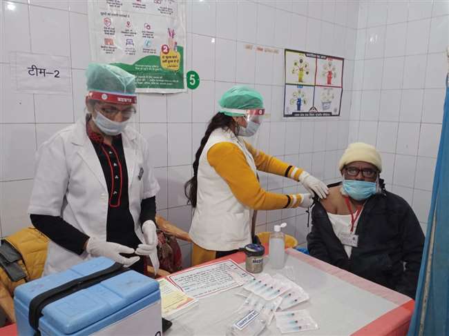 बलिया में भी भइल कोरोना वायरस के टीकाकरण अभियान के शुरुवात, स्वास्थ्यकर्मिय लोगन के लगावल गईल वैक्सीन।