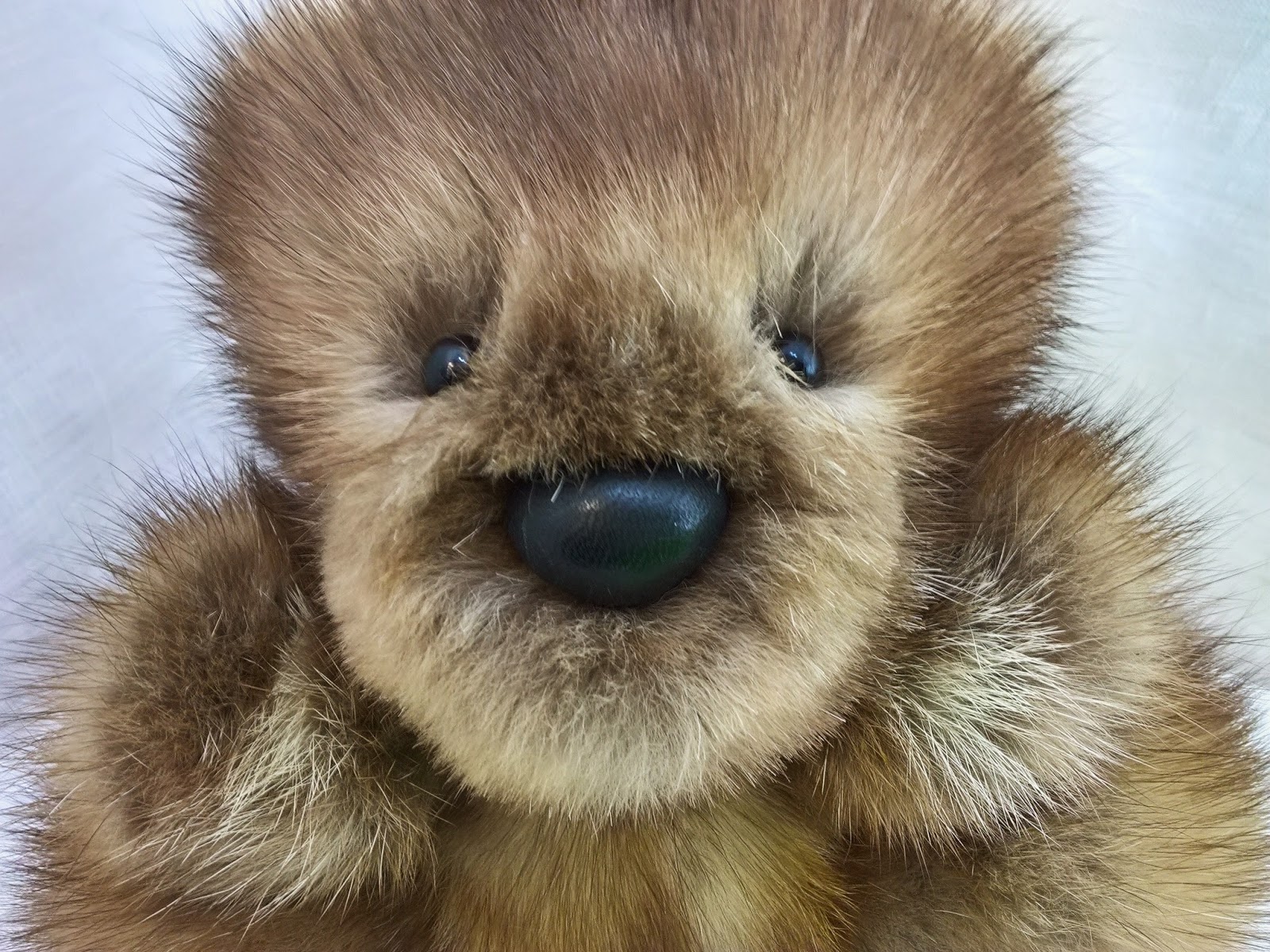 Как сделать игрушку из меха. Меховые игрушки из натурального меха. Игрушки из меха своими. Игрушки из остатков меха. Брошь медвежонок из меха.