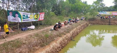 Cawabup Lampung Timur Azwar Hadi Gelar Mancing Gratis di Desa Batangharjo