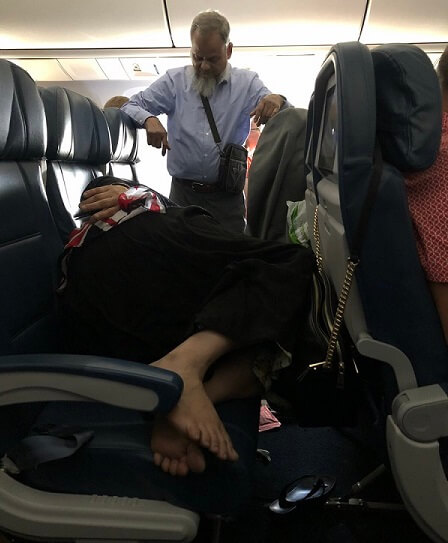 seorang laki laki berdiri 6 jam di pesawat