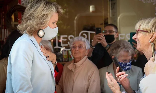 Queen Mathilde wore a richy printed coat by Dries Van Noten. Dries Van Noten print fabric clutch bag