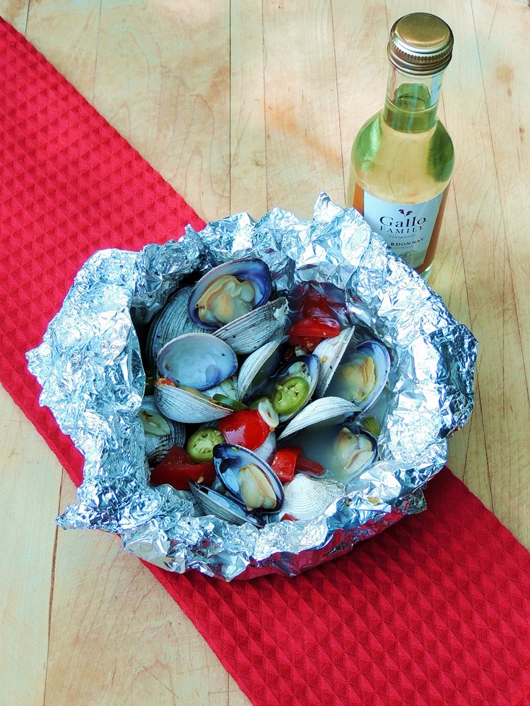This easy to make low-carb grilled clams recipe is the perfect no muss, no fuss way to enjoy some spicy seafood without a ton of cleanup, or carbs! #lowcarb #keto #clams #seafood #fish #grilled #grilling #bbq #foil #spicy #easy #recipe | bobbiskozykitchen.com