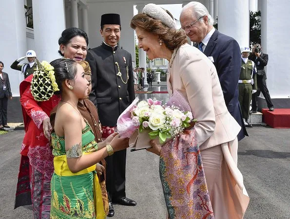 King Carl Gustav and Queen Silvia of Sweden met with Indonesian President Joko Widodo and his wife Iriana in Bogor, Indonesia