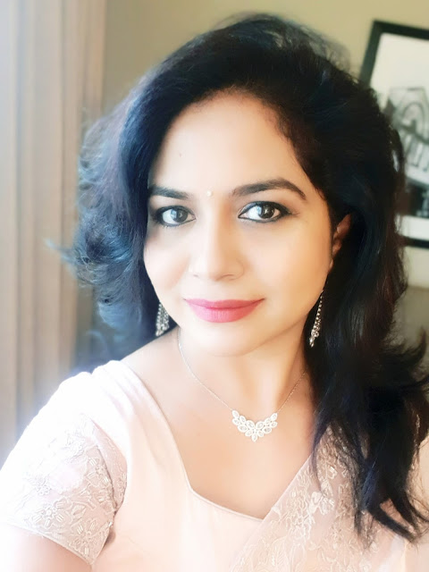 Glamorous Indian Singer Sunitha In Traditional White Silk Saree Navel Queens Glamorous Indian Singer Sunitha In Traditional White Silk Saree Navel Queens