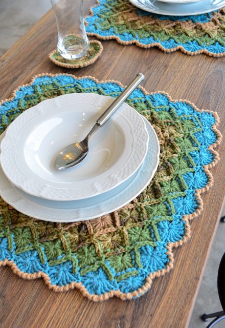 Área gourmet com cara de praia, quarto do Fluminense e adega são destaque em apê