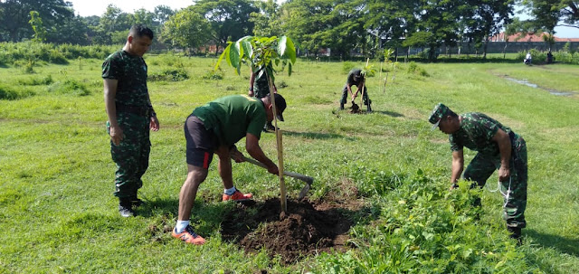 Koramil Gemolong Ajak Siswa SMK Sakti  Laksanakan Penyiangan Bibit Pohon