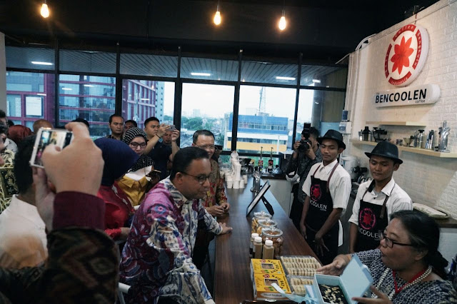 gubernur dki jakarta anies baswedan mencicipi bencoolen cofee