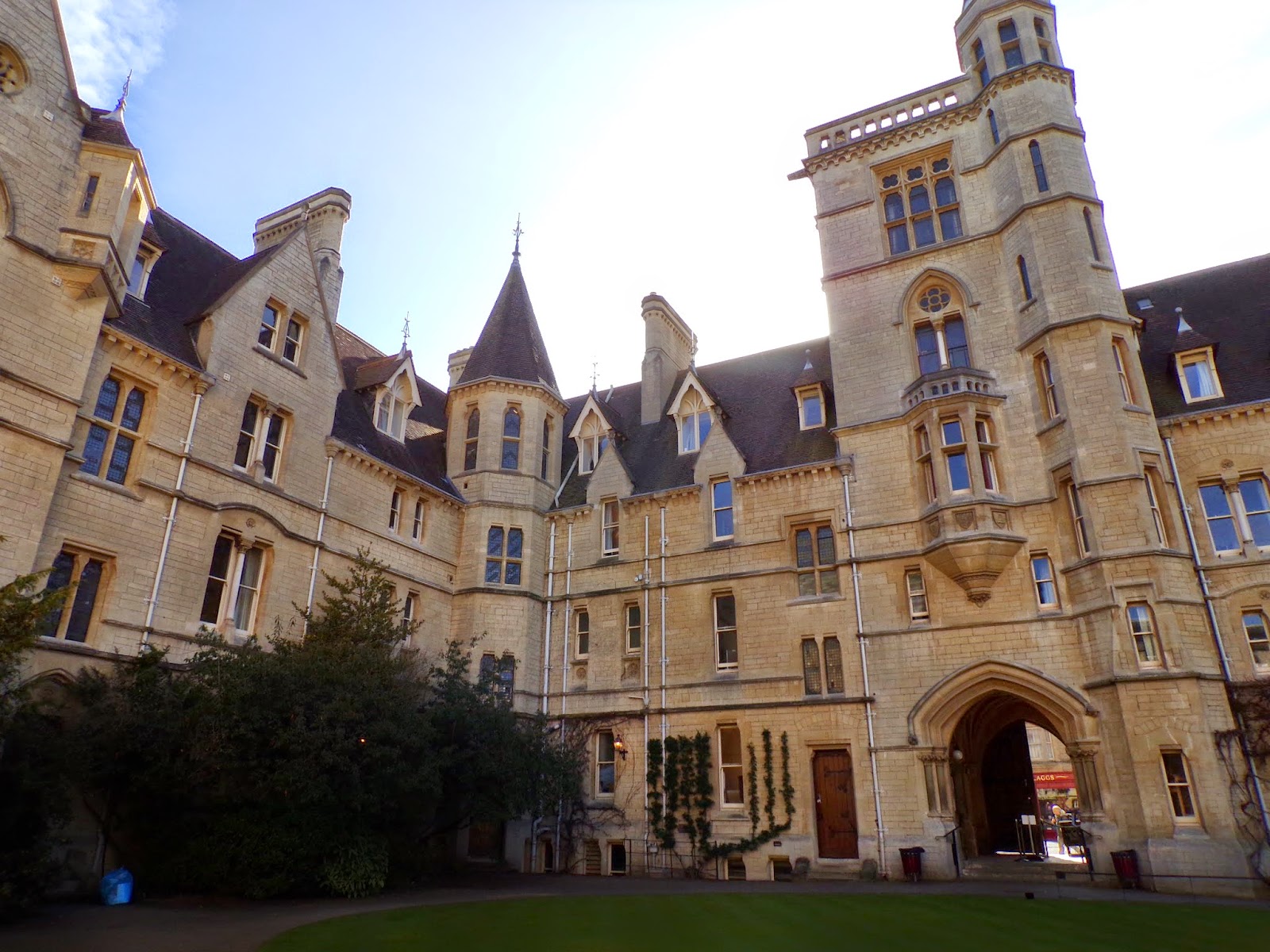 Enjoy your time with beautiful places: Balliol College in Oxford