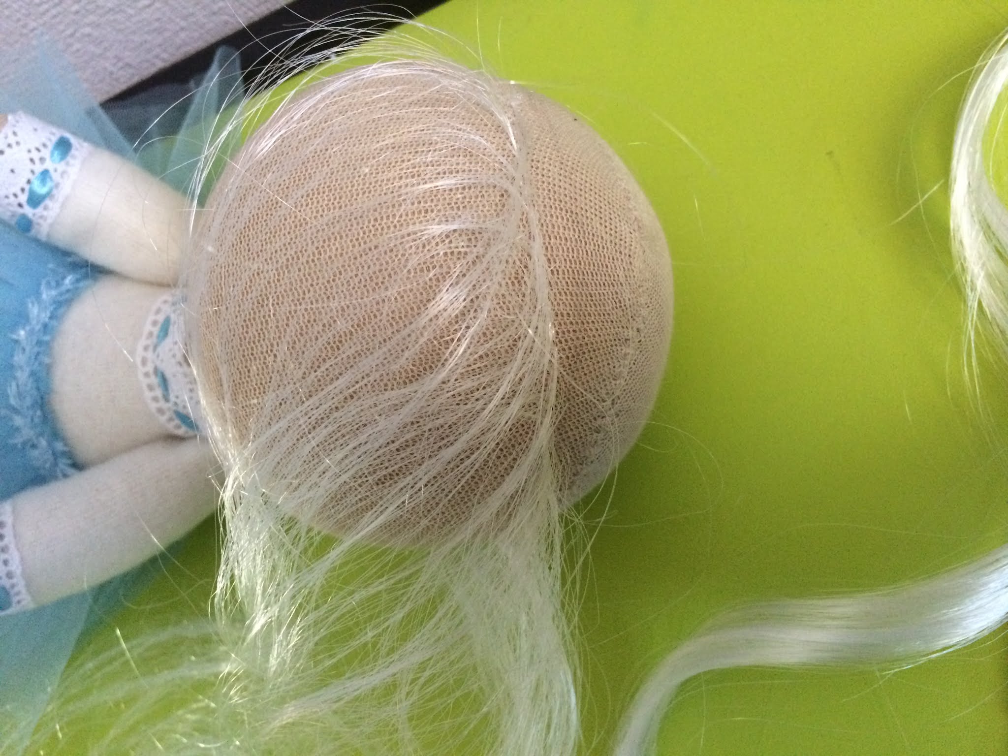 Как восстановить волосы кукле. Волосы для кукол. Нитки для волос кукле. Волосы из ниток для куклы. Волосы из тонких ниток для куклы.