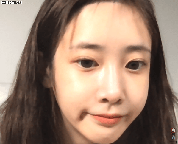 윙크하는 지애