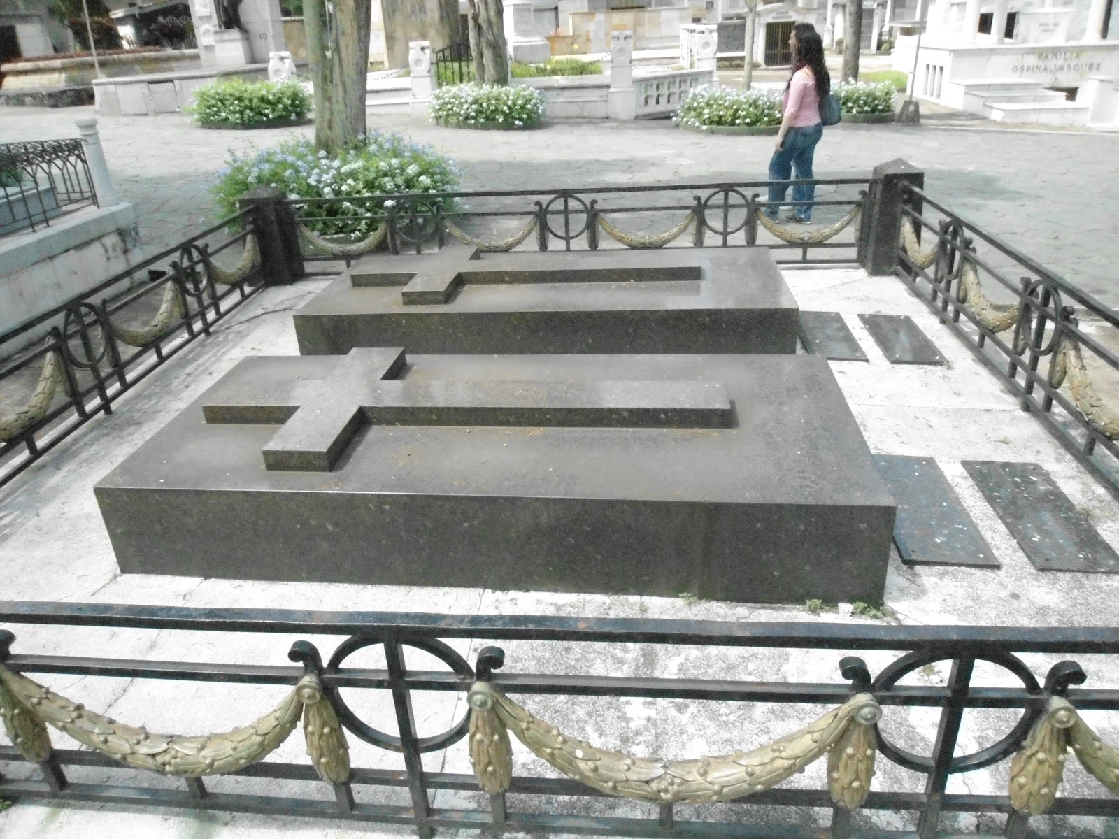 Mas allá de las tumbas. ( Cementerio San Pedro y Campos de paz