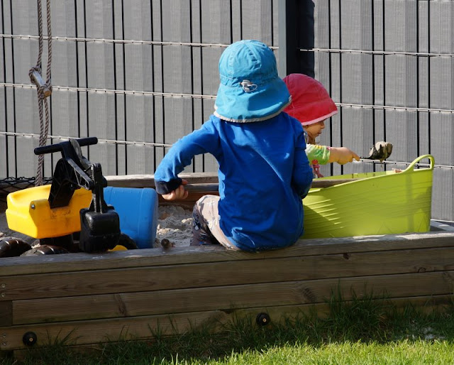 Unterwegs im Garten mit neuen Sommerschuhen (+ Verlosung). Unsere Kinder spielen im Sommer super gern im Garten!