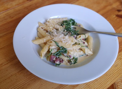 Penne rigate mit Sahne, Eiern, Speck und Rucola Penne rigate mit Sahne, Eiern, Speck und Rucola