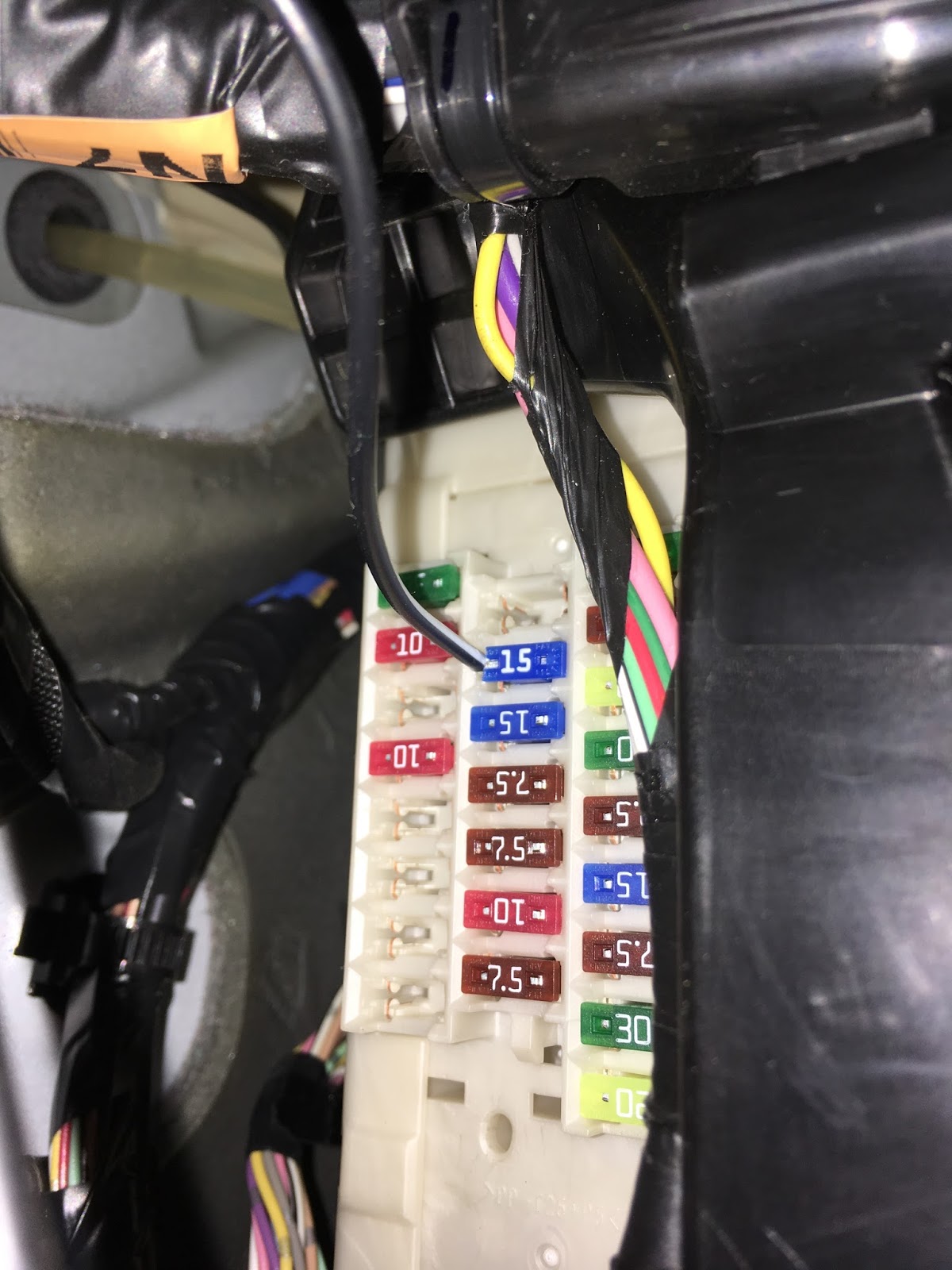 エクルベージュ ヴォクシー ZRR70W/ZRR70G 左ヒューズボックス 37826