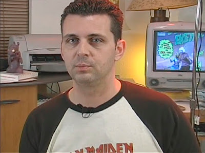 Jimm Johnson junto al iMac con el que editó el episodio. Al fondo a la izquierda hay un modelo del Lithtor, junto a la impresora.