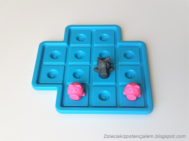 plansza świnki i wilk z gry trzy małe świnki smart games służą do nauki rozumienia ze słuchu