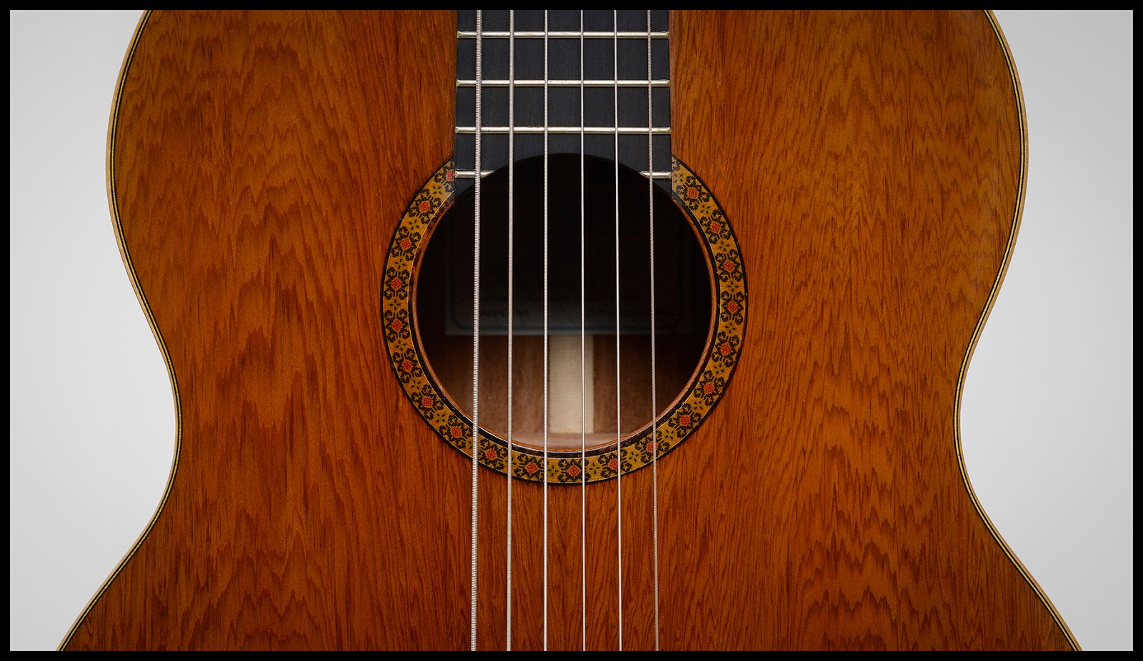 Guitarras custom construídas por Rodolfo Cucculelli, Luthier: Guitare  Classique à 8 cordes, diapason 650 mm.. Thuja plicata et Khaya senegalensis.