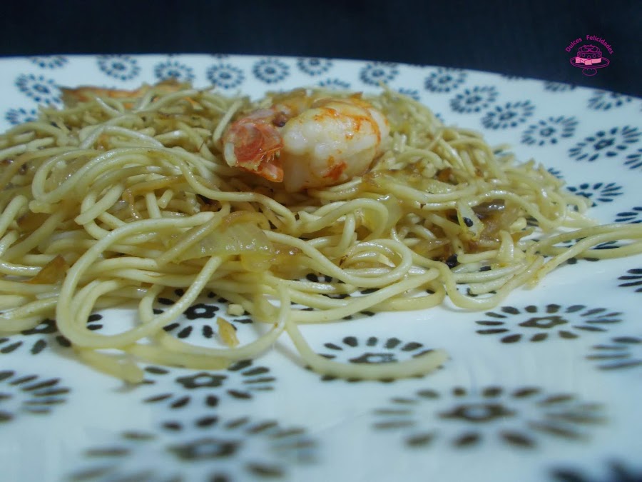 Fideos orientales con gambas