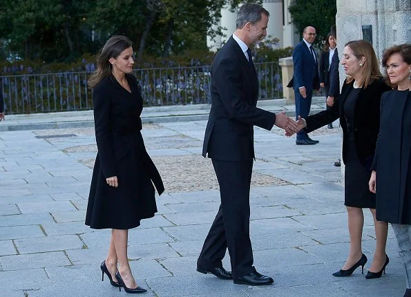 Queen Letizia wore Carolina Herrera black a-line belted coat, Gold And Roses double daga earrings