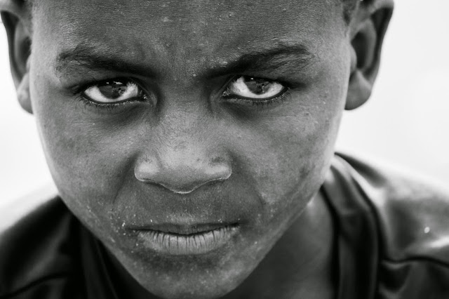 La mirada dura de un adolescente africano.