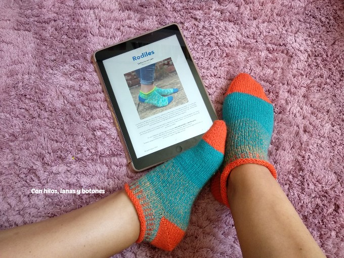 Con hilos, lanas y botones: calcetines Rodiles (patrón de Belén Fernández, @tejereningles)
