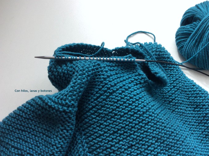 Con hilos, lanas y botones: Jersey con capucha para bebé (patrón gratis)