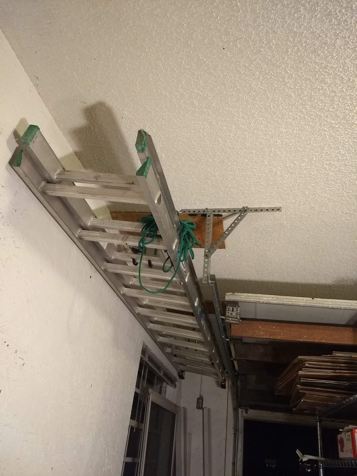 Ladder hoist lift