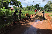 Tingkatkan Kekompakan Bersama Warga Perbatasan, Satgas Yonif 125/Simbisa Gotong Royong Membangun Jalan di Kampung Yanggandur