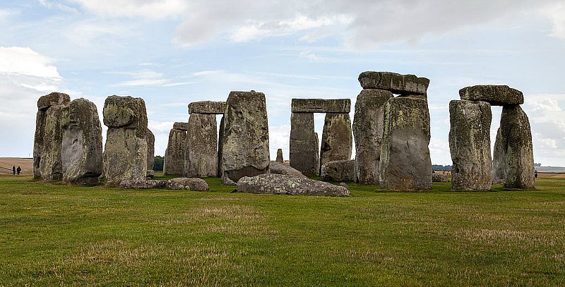 Los monumentos megalíticos de tamaño descomunal constituyen otro factor que los partidarios de la teoría de las tres razas proponen como argumento válido de la existencia de gigantes. En la imagen, Stonehenge, Condado de Wiltshire, Inglaterra. 