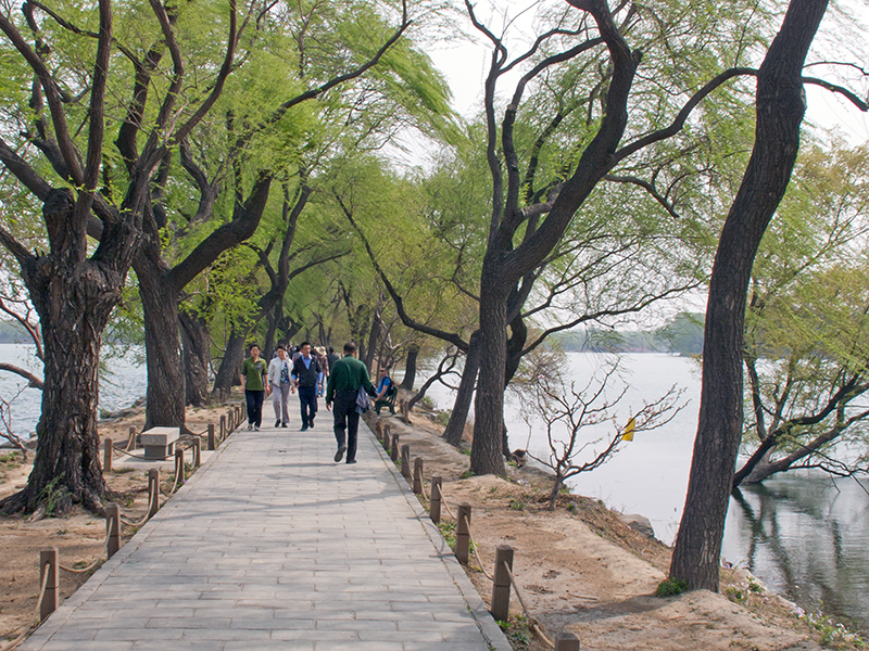 Promenade ceinturant le lac au palais d'Été à Pékin