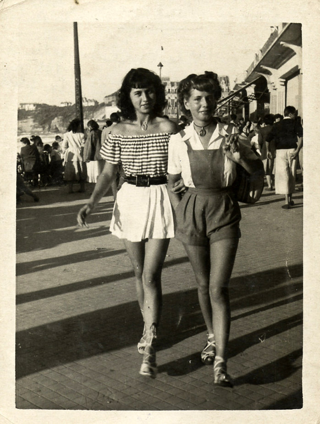 Fascinating Vintage Snapshots of Women Walking on the Streets From the ...