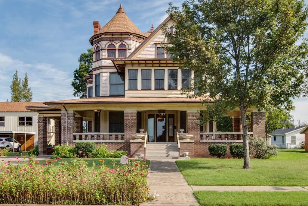 Sweet House Dreams 1895 Victorian in Honey Grove, Texas