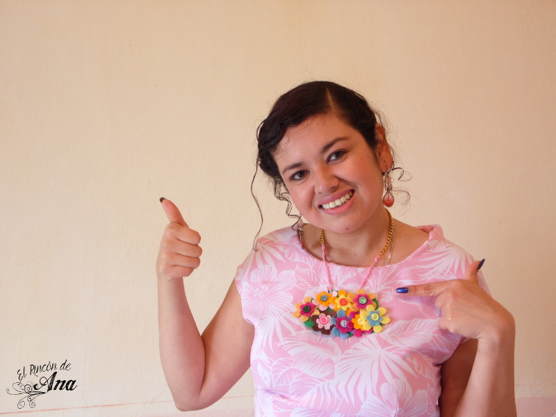 Collar con flores de fieltro