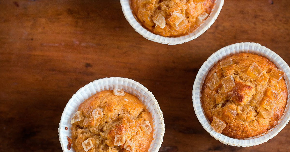 Vegan Banana Muffins with Barley Flour, Ginger and Carrot Juice / menta
