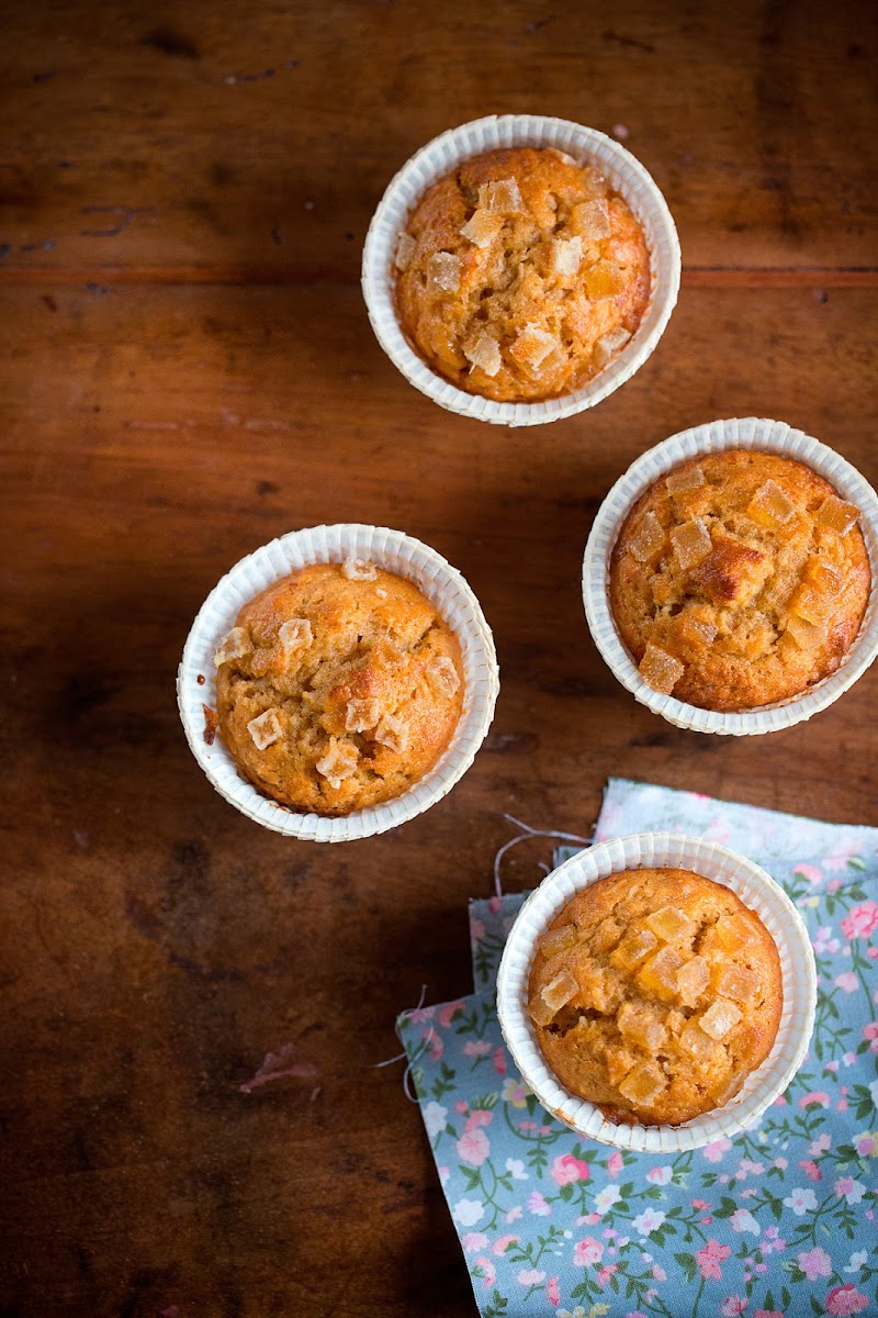 Vegan Banana Muffins with Barley Flour, Ginger and Carrot Juice / menta