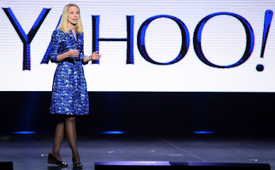 10 ошибок и 1 находка Мариссы Майер Статья Джеффри Джеймса. Согласно New York Times, Yahoo собирается объявить о беспрецедентных увольнениях на фоне кризиса и уверенности генерального директора Мариссы Майер, что она способна преобразовать компанию. Вот выводы NYT и мои собственные наблюдения об огромных промахах и одной удачной находке Майер, из которых мы можем извлечь уроки. 1. Создание имиджа суперзвезды С момента ухода из Google, Майер, кажется, больше озабочена созданием собственного имиджа, чем проблемами Yahoo. Но ее авторитет в глазах общественности поднялся бы после возрождения Yahoo, а не вместо этого. Урок: настоящая работа делается за сценой. 2. Удаленные работники – козлы отпущения Первым важным политическим решением Майер было заставить удаленных работников Yahoo вернуться в офис, неявно обвинив их в недобросовестности и необходимости надзора. Тем не менее, многие другие компании успешно используют удаленных сотрудников. Чем они отличаются от Yahoo? Урок: когда дела компании идут неважно, всегда виноват руководитель, а не сотрудники. 3. Награда за нелояльность Чтобы сохранить ключевой персонал от ухода, Майер предложила значительные бонусы тем, кто хотел уволиться. Это, естественно, вызвало недовольство среди работников, которые не собирались никуда бежать, и в результате, в знак протеста уволились уже некоторые из них. Урок: если вам необходимо подкупить людей, чтобы они остались, лучше обойтись без них. 4. Попытка сохранить увольнения в секрете Видимо, в попытке избежать огласки, Майер провела серию тайных увольнений, основанных на секретных показателях. Никто не знал, кто будет следующим, и как выбирают кандидатов на увольнение, что создало быстро распространяющуюся и вполне понятную паранойю. Урок: увольнение должно быть похоже на хирургическую операцию. Резать глубоко, сделать все быстро, а затем дать время, чтобы залечить раны. 5. Растянутый процесс увольнений Вместо того чтобы провести быструю операцию, Майер превратила увольнения в Yahoo в мучительные пытки от тысяч порезов. Чтобы сделать все еще хуже, она публично объявляла всей компании, что увольнения закончены, а затем начинала их снова и снова. Урок: одна ложь об увольнениях, и ваш авторитет потерян навсегда. 6. Боязнь стратегических изменений За весь прошлый год Майер не смогла решить, что делать с принадлежащим Yahoo огромным пакетом акций Alibaba, или что нужно сделать, чтобы принять решение. В результате компания так и осталась стратегически и финансово в подвешенном состоянии. Урок: рискуя прослыть Капитаном Очевидность, провал с принятием решения является решением провалиться. 7. Бессмысленная диверсификация В довольно очевидной попытке подражать Google, Майер попытался подтолкнуть Yahoo в нескольких направлениях, некоторые из которых кажутся совершенно бессмысленными. Между тем, изменения, которые имели бы смысл (например, улучшение электронной почты) почему-то затерялись. Урок: подражание в бизнесе является настоящим провалом. 8. Установка бессмысленных сроков Чтобы дать себе передышку, Майер предсказала: «Компании потребуется от трех до пяти лет на перестройку, чтобы показать результаты». В области высоких технологий три года соответствуют геологической эпохе, а пять лет почти вечности. Урок: если у вас нет плана, не пытайтесь предсказать будущее. 9. Использование жалкого бизнес жаргона В статье Times цитируется высказывание Майер: «Мы все хотим приложить как можно больше усилий и использовать все имеющиеся преимущества Yahoo». Это говорит много о стиле Майер, продолжающей традиции некоторых руководителей превращать «усилия» и «преимущества» в бессмысленную банальность. Урок: если вам нечего сказать, лучше промолчите. 10. Мотивация через страх Принятые и непринятые решения Майер, похоже, нацелены на создание в Yahoo атмосферы страха. Результатом стал совершенно предсказуемый исход лучших сотрудников, тем самым создав нисходящую спираль. Урок: Sic Transit Gloria Marissae (так проходит слава руководителя). Так что там по поводу одного успеха? Да, я критиковал Мариссу, но также признаю огромное влияние, которое она оказала на науку управления. Я имею в виду то, как она, наконец, решила извечную управленческую дилемму: как показать, что увольнения – это стратегия развития, а не отчаянный шаг. Из всех тактик управления массовые увольнения являются наиболее разрушительным и опасным. Лучшие уходят. Оставшиеся скованны страхом увольнения. В такой ситуации часто возникает нисходящая спираль. Что еще хуже, увольнения часто являются признаком неспособности руководителей должным образом управлять бизнесом и предвидеть потребности. Поэтому вполне понятно, что руководители, желая избежать обвинений в увольнениях, много лет пытались найти точную «фигуру речи», позволяющую выставить увольнения (и себя лично) в положительном свете. Известные попытки включали: «сокращение», «райтсайзинг» (что-то вроде привода к оптимальному размеру), «реинжиниринг» и даже «проветривание организации»! Увы, все эти словечки были не слишком убедительны. Та-да-дам! Выход Мариссы Майер. Согласно NYT, Майер придумала инновационную терминологию для описания ликвидации тысяч рабочих мест: «ремикс». Майер не только использует «ремикс» сама, но настаивает, чтобы топ-менеджеры Yahoo аналогично избегали произносить неприятные словечки и использовали эту оптимистичную альтернативу. Блестяще! Мало того, что слово «ремикс» звучит стратегически и преднамеренно, оно вызывает ощущение веселья и творчества! Какое из этих двух заявлений вы бы предпочли для выступления перед своими инвесторами, советом и сотрудниками? Я объявляю о новых увольнениях, потому что я некомпетентен и нахожусь в полном отчаянии. Мы сделаем ремикс для создания прорыва в экономике инноваций! Второй вариант имеет огромное преимущество, звучит стратегически и мощно, в то время как первое заявление при всех своих чудовищных недостатках является ясным и правдивым. Да кому оно нужно? Создав впечатляющее новое модное слово, Майер не только успешно замаскировала собственный провал, она дала своим коллегам топ-менеджерам неоценимый инструмент для спасения. Браво! Автор Джеффри Джеймс 10 ошибок и 1 находка Мариссы Майер Статья Джеффри Джеймса. Согласно New York Times, Yahoo собирается объявить о беспрецедентных увольнениях на фоне кризиса и уверенности генерального директора Мариссы Майер, что она способна преобразовать компанию. Вот выводы NYT и мои собственные наблюдения об огромных промахах и одной удачной находке Майер, из которых мы можем извлечь уроки. 1. Создание имиджа суперзвезды С момента ухода из Google, Майер, кажется, больше озабочена созданием собственного имиджа, чем проблемами Yahoo. Но ее авторитет в глазах общественности поднялся бы после возрождения Yahoo, а не вместо этого. Урок: настоящая работа делается за сценой. 2. Удаленные работники – козлы отпущения Первым важным политическим решением Майер было заставить удаленных работников Yahoo вернуться в офис, неявно обвинив их в недобросовестности и необходимости надзора. Тем не менее, многие другие компании успешно используют удаленных сотрудников. Чем они отличаются от Yahoo? Урок: когда дела компании идут неважно, всегда виноват руководитель, а не сотрудники. 3. Награда за нелояльность Чтобы сохранить ключевой персонал от ухода, Майер предложила значительные бонусы тем, кто хотел уволиться. Это, естественно, вызвало недовольство среди работников, которые не собирались никуда бежать, и в результате, в знак протеста уволились уже некоторые из них. Урок: если вам необходимо подкупить людей, чтобы они остались, лучше обойтись без них. 4. Попытка сохранить увольнения в секрете Видимо, в попытке избежать огласки, Майер провела серию тайных увольнений, основанных на секретных показателях. Никто не знал, кто будет следующим, и как выбирают кандидатов на увольнение, что создало быстро распространяющуюся и вполне понятную паранойю. Урок: увольнение должно быть похоже на хирургическую операцию. Резать глубоко, сделать все быстро, а затем дать время, чтобы залечить раны. 5. Растянутый процесс увольнений Вместо того чтобы провести быструю операцию, Майер превратила увольнения в Yahoo в мучительные пытки от тысяч порезов. Чтобы сделать все еще хуже, она публично объявляла всей компании, что увольнения закончены, а затем начинала их снова и снова. Урок: одна ложь об увольнениях, и ваш авторитет потерян навсегда. 6. Боязнь стратегических изменений За весь прошлый год Майер не смогла решить, что делать с принадлежащим Yahoo огромным пакетом акций Alibaba, или что нужно сделать, чтобы принять решение. В результате компания так и осталась стратегически и финансово в подвешенном состоянии. Урок: рискуя прослыть Капитаном Очевидность, провал с принятием решения является решением провалиться. 7. Бессмысленная диверсификация В довольно очевидной попытке подражать Google, Майер попытался подтолкнуть Yahoo в нескольких направлениях, некоторые из которых кажутся совершенно бессмысленными. Между тем, изменения, которые имели бы смысл (например, улучшение электронной почты) почему-то затерялись. Урок: подражание в бизнесе является настоящим провалом. 8. Установка бессмысленных сроков Чтобы дать себе передышку, Майер предсказала: «Компании потребуется от трех до пяти лет на перестройку, чтобы показать результаты». В области высоких технологий три года соответствуют геологической эпохе, а пять лет почти вечности. Урок: если у вас нет плана, не пытайтесь предсказать будущее. 9. Использование жалкого бизнес жаргона В статье Times цитируется высказывание Майер: «Мы все хотим приложить как можно больше усилий и использовать все имеющиеся преимущества Yahoo». Это говорит много о стиле Майер, продолжающей традиции некоторых руководителей превращать «усилия» и «преимущества» в бессмысленную банальность. Урок: если вам нечего сказать, лучше промолчите. 10. Мотивация через страх Принятые и непринятые решения Майер, похоже, нацелены на создание в Yahoo атмосферы страха. Результатом стал совершенно предсказуемый исход лучших сотрудников, тем самым создав нисходящую спираль. Урок: Sic Transit Gloria Marissae (так проходит слава руководителя). Так что там по поводу одного успеха? Да, я критиковал Мариссу, но также признаю огромное влияние, которое она оказала на науку управления. Я имею в виду то, как она, наконец, решила извечную управленческую дилемму: как показать, что увольнения – это стратегия развития, а не отчаянный шаг. Из всех тактик управления массовые увольнения являются наиболее разрушительным и опасным. Лучшие уходят. Оставшиеся скованны страхом увольнения. В такой ситуации часто возникает нисходящая спираль. Что еще хуже, увольнения часто являются признаком неспособности руководителей должным образом управлять бизнесом и предвидеть потребности. Поэтому вполне понятно, что руководители, желая избежать обвинений в увольнениях, много лет пытались найти точную «фигуру речи», позволяющую выставить увольнения (и себя лично) в положительном свете. Известные попытки включали: «сокращение», «райтсайзинг» (что-то вроде привода к оптимальному размеру), «реинжиниринг» и даже «проветривание организации»! Увы, все эти словечки были не слишком убедительны. Та-да-дам! Выход Мариссы Майер. Согласно NYT, Майер придумала инновационную терминологию для описания ликвидации тысяч рабочих мест: «ремикс». Майер не только использует «ремикс» сама, но настаивает, чтобы топ-менеджеры Yahoo аналогично избегали произносить неприятные словечки и использовали эту оптимистичную альтернативу. Блестяще! Мало того, что слово «ремикс» звучит стратегически и преднамеренно, оно вызывает ощущение веселья и творчества! Какое из этих двух заявлений вы бы предпочли для выступления перед своими инвесторами, советом и сотрудниками? Я объявляю о новых увольнениях, потому что я некомпетентен и нахожусь в полном отчаянии. Мы сделаем ремикс для создания прорыва в экономике инноваций! Второй вариант имеет огромное преимущество, звучит стратегически и мощно, в то время как первое заявление при всех своих чудовищных недостатках является ясным и правдивым. Да кому оно нужно? Создав впечатляющее новое модное слово, Майер не только успешно замаскировала собственный провал, она дала своим коллегам топ-менеджерам неоценимый инструмент для спасения. Браво! Автор Джеффри Джеймс