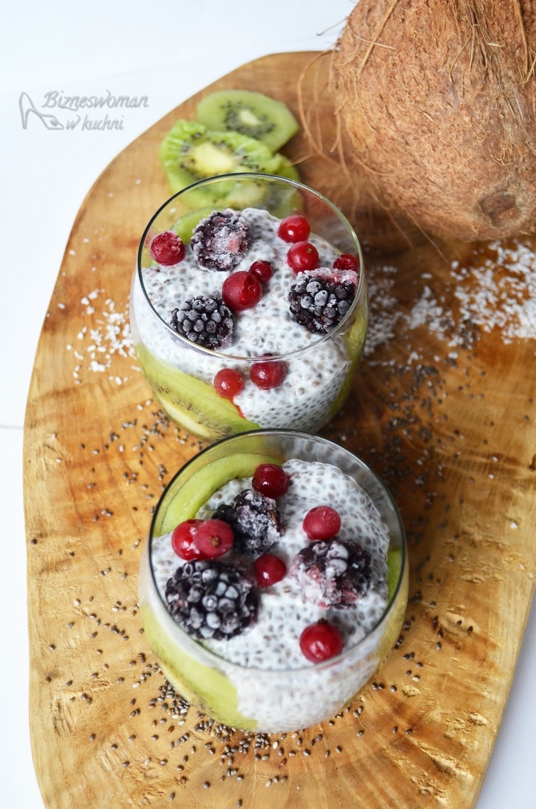 Bizneswoman w kuchni Pudding z chia na mleku kokosowym