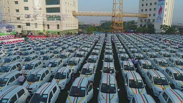تجاوزت قيمتها مليوني دولار: تاجر ألماس هندي يوزع مئات السيارات على موظفيه! صور